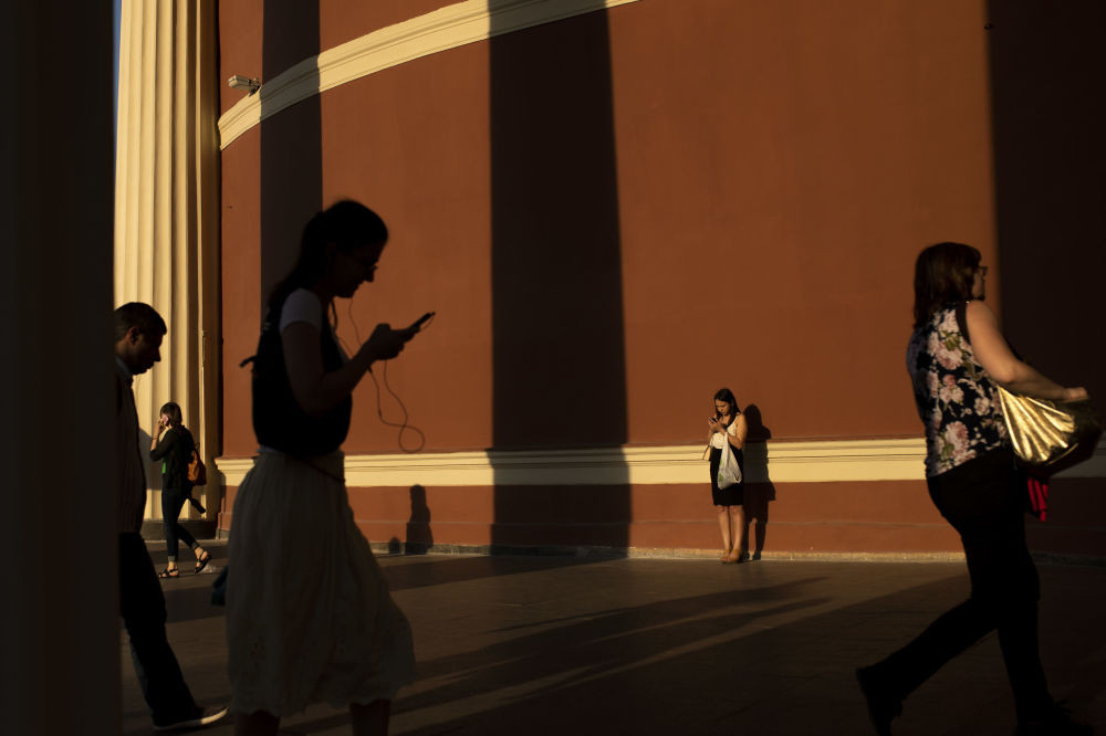 Bức ảnh này được chụp bên ngoài nhà ga tàu điện ngầm Krasnopresnenskay ở thủ đô Moscow của nước Nga ngày 22/6.