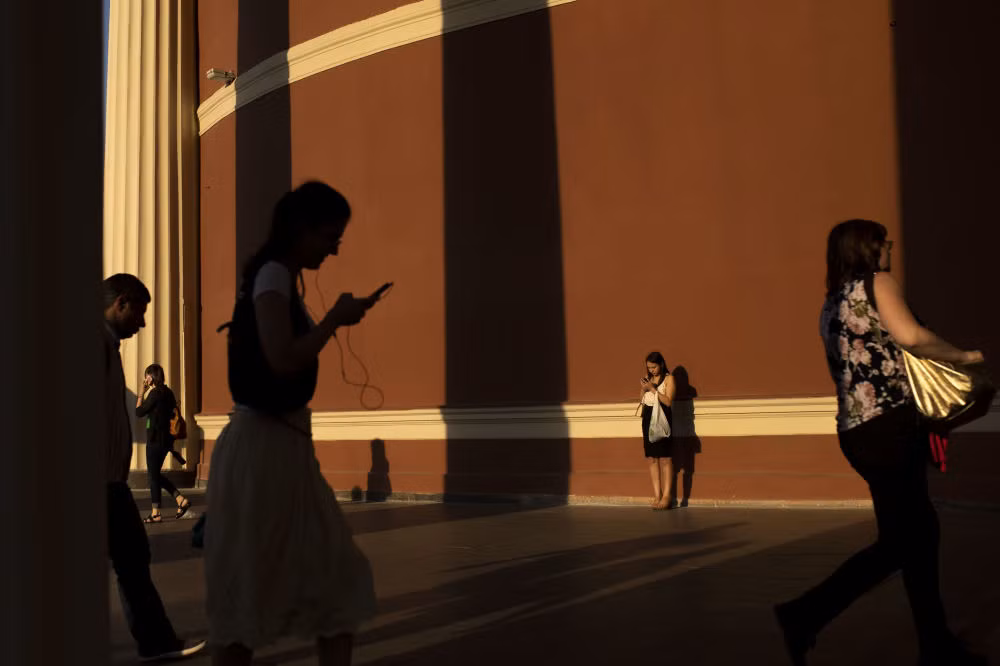 Bức ảnh này được chụp bên ngoài nhà ga tàu điện ngầm Krasnopresnenskay ở thủ đô Moscow của nước Nga ngày 22/6.