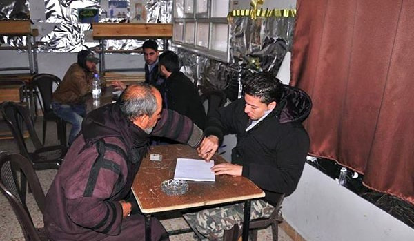 Trong đó, Adham al-Akrad, một trong những chỉ huy chiến trường khét tiếng nhất của Quân đội Syria Tự do (FSA), đã đầu hàng lực lượng chính phủ Damascus hôm 11/7. Ảnh: FNA.