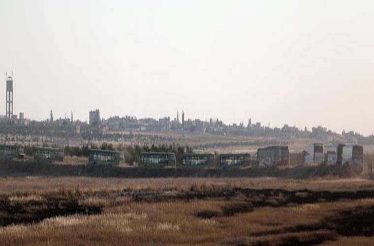 Hình ảnh đoàn chiếc xe buýt chở các binh sĩ trung thành với Tổng thống Assad và dân thường rời khỏi làng al-Foua và Kefraya.