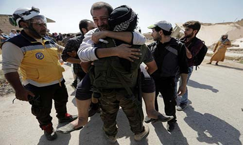 Các tay súng nổi dậy vui mừng sau khi được phóng thích khỏi nhà tù của chính phủ Syria khi họ tới khu El Eis ở Nam Aleppo.