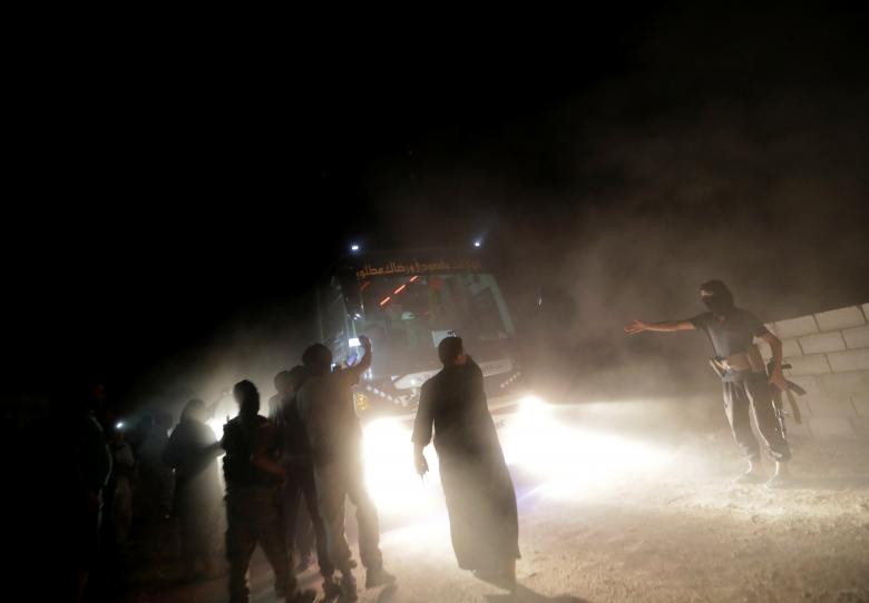 Hoạt động sơ tán diễn ra cả trong đêm tối.