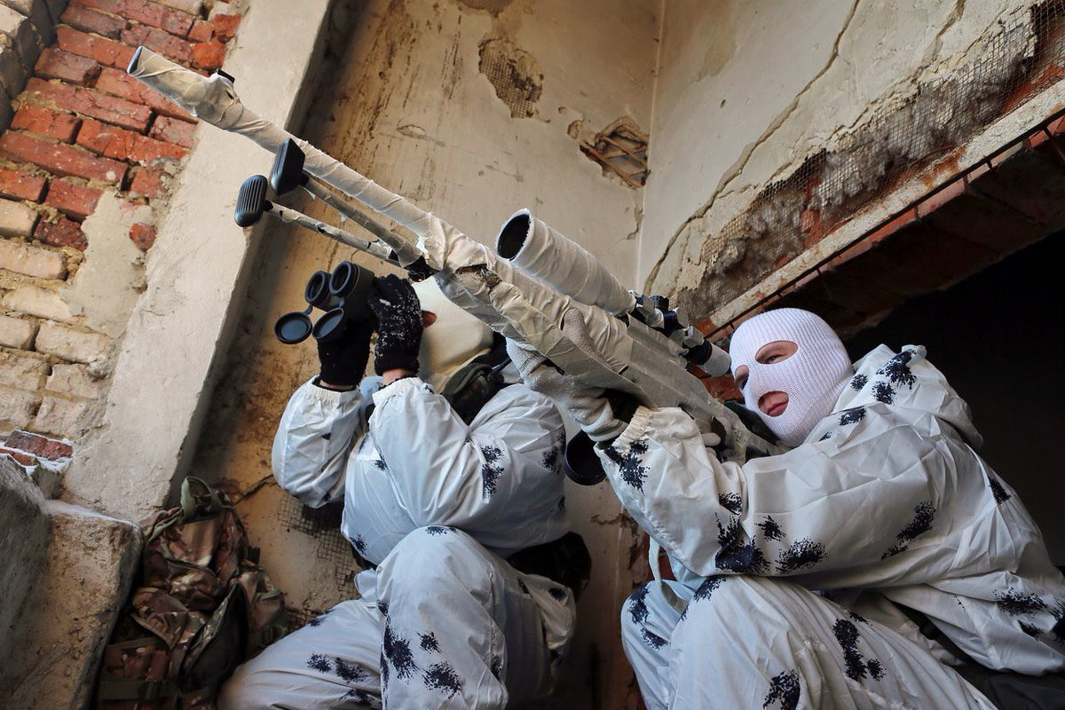 SV-98 có chiều dài tổng cộng 1.375 mm, trọng lượng chiến đấu 7,8 kg và vận tốc mũi 820 m/s. Ảnh: modernfirearms.net