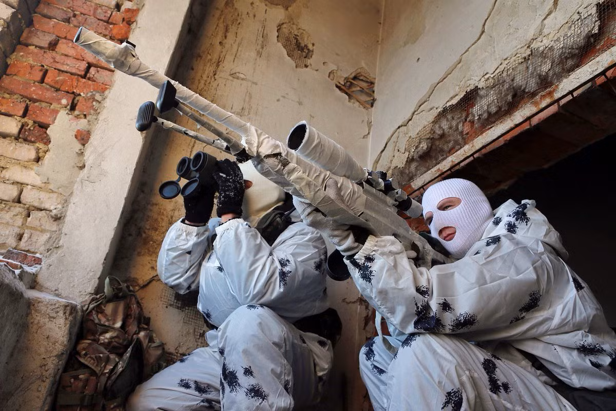 SV-98 có chiều dài tổng cộng 1.375 mm, trọng lượng chiến đấu 7,8 kg và vận tốc mũi 820 m/s. Ảnh: modernfirearms.net