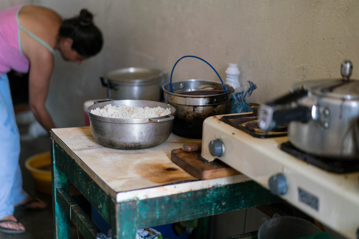 Maria đến từ Peru nhưng đã sống ở Venezuela trong suốt 25 năm. Do không có việc làm tại Venezuela nên hàng ngày, cô thường vượt biên vào Colombia để bán cà phê và bánh.