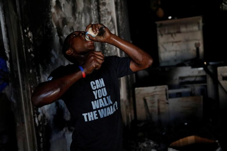 Bên trong một siêu thị bị cướp phá trong cuộc biểu tình phản đối tăng giá nhiên liệu ở thủ đô Port-au-Prince.