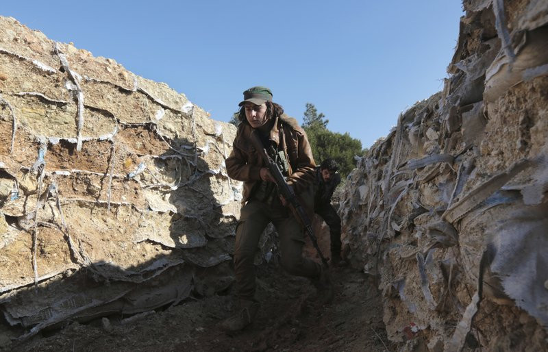 Theo FNA, cho đến nay, tổng cộng 2.527 binh sĩ Thổ Nhĩ Kỳ và các tay súng phiến quân do Ankara hậu thuẫn đã bỏ mạng trong các cuộc giao tranh với người Kurd tại vùng Afrin. Ảnh: AP.