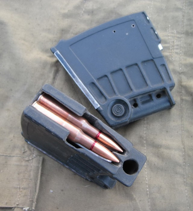 Với ống ngắm, SV-98 có khả năng bắn chính xác ở khoảng cách lên đến 1.000 mét. Hệ thống điểm hỏa của súng có trọng lượng từ 1 đến 1,5 kg. Hệ thống khóa an toàn nằm sau bệ khóa nòng và nút khóa an toàn. Ảnh: Youtube.