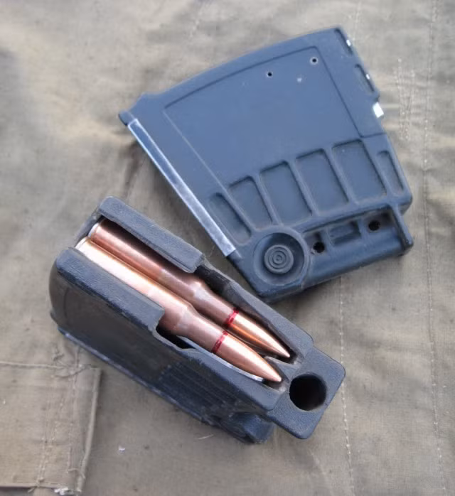 Với ống ngắm, SV-98 có khả năng bắn chính xác ở khoảng cách lên đến 1.000 mét. Hệ thống điểm hỏa của súng có trọng lượng từ 1 đến 1,5 kg. Hệ thống khóa an toàn nằm sau bệ khóa nòng và nút khóa an toàn. Ảnh: Youtube.