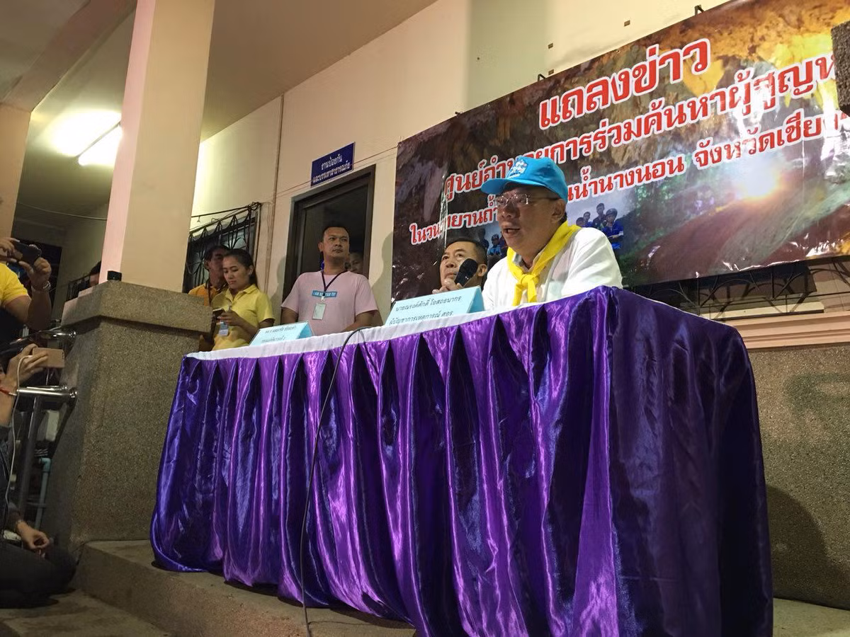 Những tấm bằng đại học này phần nào phản ánh kiến thức sâu rộng của Tỉnh trưởng Narongsak cũng như tinh thần ham học hỏi của ông. Ảnh: ST.