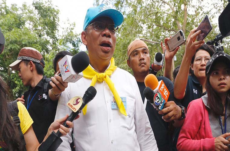 Chiến dịch giải cứu toàn bộ 13 thành viên đội bóng Thái Lan ra khỏi hang Tham Luang sau 18 ngày mắc kẹt đã kết thúc tốt đẹp tối 10/7. Và có thể nói, góp phần không nhỏ vào thành công của chiến dịch này chính là vị chỉ huy 57 tuổi, ông Narongsak Osotthanakorn. Ảnh: The Nation.