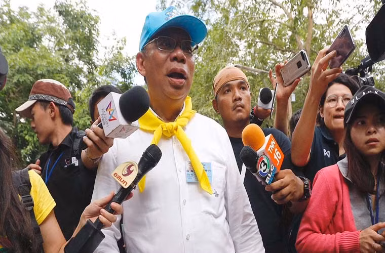 Chiến dịch giải cứu toàn bộ 13 thành viên đội bóng Thái Lan ra khỏi hang Tham Luang sau 18 ngày mắc kẹt đã kết thúc tốt đẹp tối 10/7. Và có thể nói, góp phần không nhỏ vào thành công của chiến dịch này chính là vị chỉ huy 57 tuổi, ông Narongsak Osotthanakorn. Ảnh: The Nation.