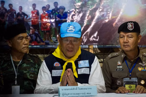 Tuy nhiên, ông vẫn tiếp tục giữ trọng trách là tổng chỉ huy chiến dịch giải cứu đội bóng nhí Thái Lan cho tới khi tất cả 13 thành viên đội bóng được đưa ra khỏi hang an toàn. Ảnh: Getty.