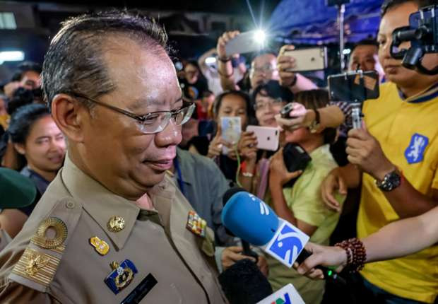 Tỉnh trưởng Narongsak luôn theo dõi sát sao hoạt động cứu hộ, kiểm tra tình hình trong hang động mỗi ngày và tích cực thăm hỏi động viên các thân nhân của thành viên đội bóng Lợn Hoang. Chắc hẳn nhiều người sẽ cảm thấy thán phục vị chỉ huy tài ba này hơn khi tìm hiểu về ông. Ảnh: Goal.