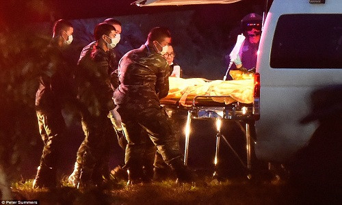 Đến 16h27, thành viên thứ 5 của đội bóng nhí Lợn Hoang ra khỏi hang Tham Luang. Cậu bé thứ sáu và thứ bảy được đưa ra cách nhau chỉ 10 phút, vào khoảng 18h20 và 18h30, tiếp đến là bé trai thứ 8 lúc 19h40. Ảnh: Daily Mail.