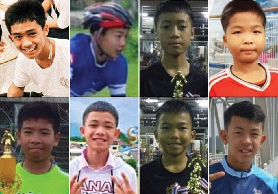 Nhóm thợ lặn đưa 4 người đầu tiên ra ngoài hôm 8/7 tiếp tục được giao trọng trách đưa nhóm 4 cầu thủ tiếp theo ra khỏi hang trong ngày thứ hai của chiến dịch giải cứu hôm 9/7. Ảnh: Các cầu thủ đội bóng nhí Thái Lan còn lại trong hang sau đợt giải cứu đầu tiên ngày 8/7. Ảnh: Daily Mail.