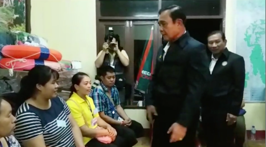 Thủ tướng Thái Lan Prayut Chan-o-cha đã đến thăm hỏi các thân nhân thành viên đội bóng gần hang động Tham Luang. Thủ tướng Prayut dự kiến cũng đến bệnh viện vào đêm 9/7 để thăm các bé trai vừa được giải cứu. Ảnh: CNN.