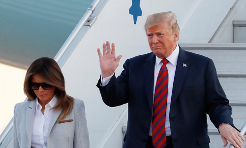 Hàng chục người ủng hộ Tổng thống Trump vẫy cờ Mỹ và đội mũ có dòng chữ với nội dung “Đưa nước Mỹ vĩ đại trở lại” tập trung gần khu vực khách sạn nơi ông Trump ở tại thủ đô Helsinki. Ảnh: Reuters.