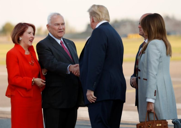 Đón Tổng thống Trump và phu nhân Melania tại sân bay hôm 15/7 là Đại sứ Mỹ tại Phần Lan, ông Robert Frank Pence, và phu nhân, bà Suzy Pence. Ảnh: Reuters.