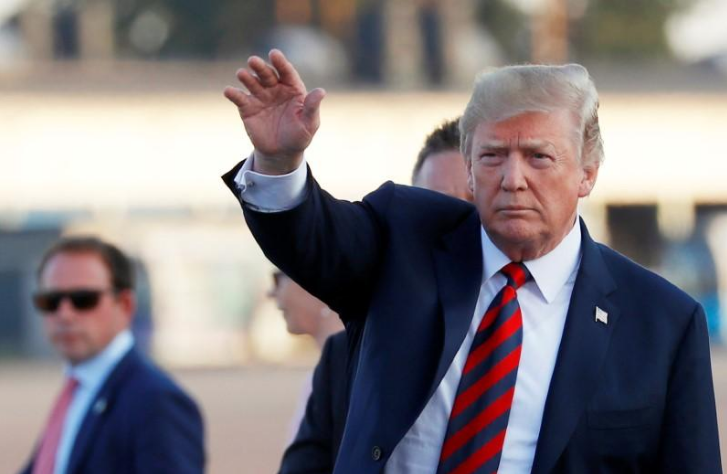 Tổng thống Trump và phu nhân Melania vẫy tay chào những người ủng hộ. Ảnh: Reuters.