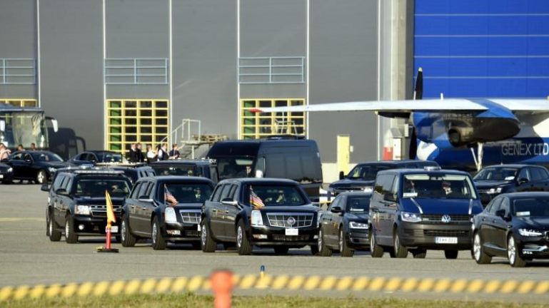 Đoàn xe của Tổng thống Trump chờ sẵn nhà lãnh đạo Mỹ cùng phu nhân Melania tại khu vực sân bay quốc tế Helsinki ở Vantaa, Phần Lan, ngày 15/7. Ảnh: Reuters.