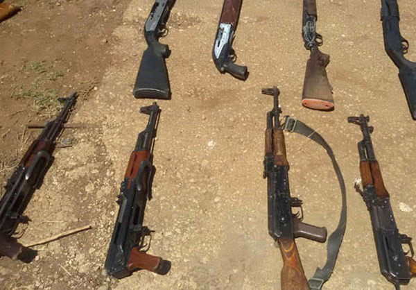 “Quân đội Syria thu giữ một lượng lớn vũ khí, đạn dược mà các tay súng phiến quân giao nộp sau khi chúng đầu hàng ở Bắc Homs”, một nguồn tin quân sự cho hay. Ảnh: FNA.