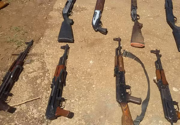 “Quân đội Syria thu giữ một lượng lớn vũ khí, đạn dược mà các tay súng phiến quân giao nộp sau khi chúng đầu hàng ở Bắc Homs”, một nguồn tin quân sự cho hay. Ảnh: FNA.