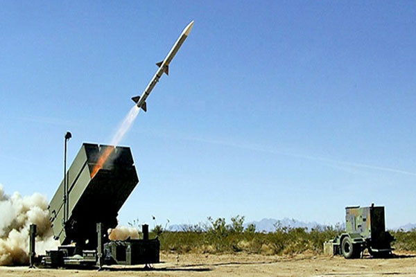 Trong đó, NASAMS-2 là phiên bản cải tiến của hệ thống phòng không NASAMS, có thể liên kết với nhiều loại tiêm kích của các nước đồng minh và tăng khả năng sống sót trước các biện pháp chế áp phòng không của đối phương. Ảnh: aviationweek.com.