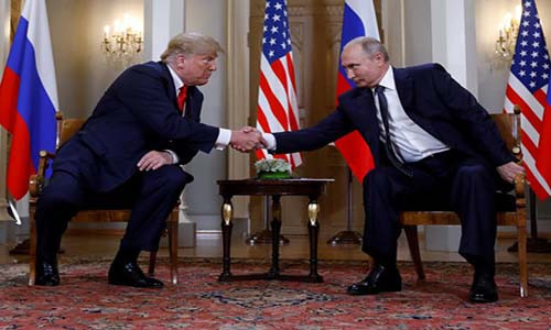 Tổng thống Mỹ Donald Trump (trái) bắt tay Tổng thống Nga Putin tại cuộc hội đàm ở thủ đô Helsinki ngày 16/7. Ảnh: Reuters.