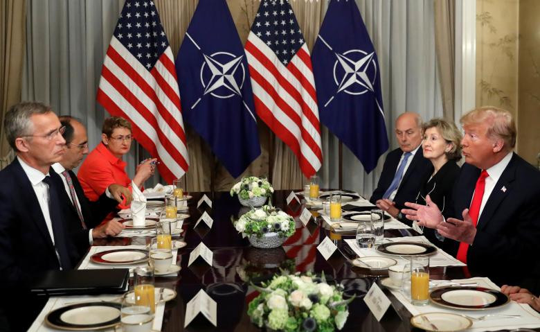 Trong buổi sáng làm việc cùng Tổng thư ký NATO Jens Stoltenberg sau khi tới Brussels để tham dự Hội nghị thượng đỉnh NATO, Tổng thống Mỹ Donald Trump đã lên tiếng công kích Đức, nói nước này bị Nga "kiểm soát hoàn toàn" sau khi Berlin đạt thỏa thuận về dự án Nord Stream-2 với Moscow cũng như cáo buộc Berlin không chịu tăng chi tiêu quốc phòng. Ảnh: Reuters. 