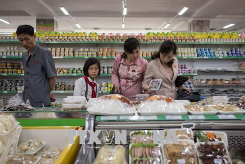 Tại một cửa hàng bách hóa ở thủ đô Bình Nhưỡng ngày 4/6. Ảnh: AFP/ TTXVN.