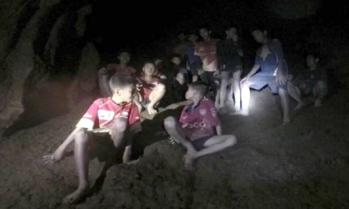 "Đặc nhiệm Thái Lan đã tìm thấy 13 thành viên đội bóng và tất cả họ đều còn sống", Tỉnh trưởng tỉnh Chiang Rai, Narongsak Osottanakorn, phát biểu trước các phóng viên. Ảnh: People.