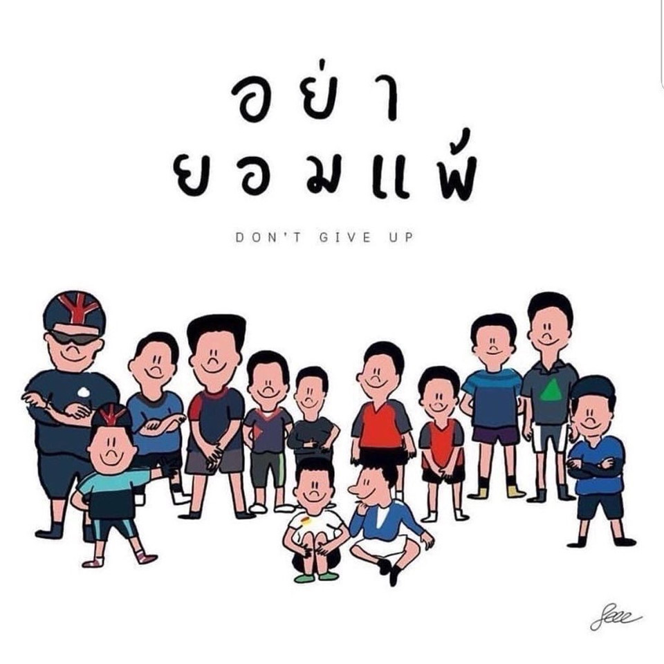 "Đừng bỏ cuộc, chúng tôi rất mong các bạn trở về", tài khoản Twitter tên Punch Somboonsri viết. Hàng nghìn người đã tham gia cầu nguyện với niềm tin các cậu bé sẽ trở về. Trong khi gia đình nạn nhân và nhiều Phật tử đến hiện trường khấn bái, Đức Tăng thống Phật giáo Thái Lan Somdet Phra Maha Muniwong đã chủ trì đại lễ cầu an với sự tham dự của nhiều quan chức chính phủ. Ảnh:Punch Somboonsri/Twitter.