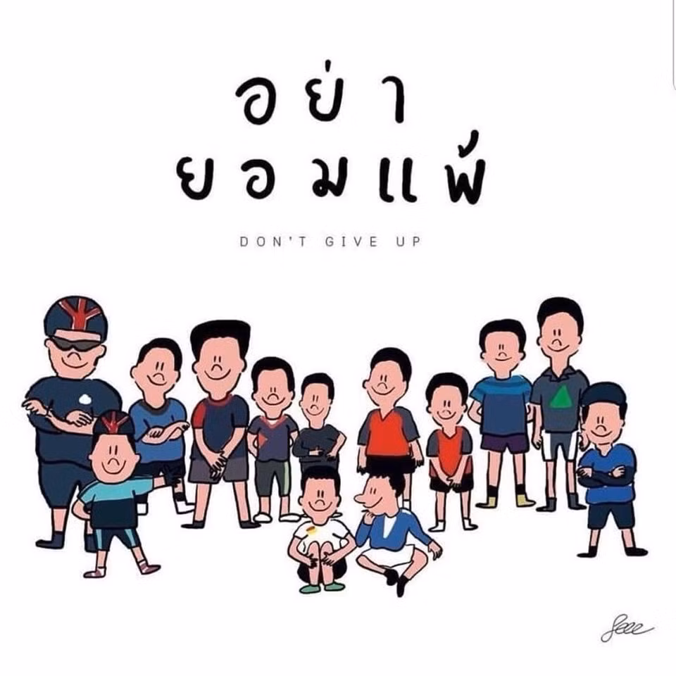 "Đừng bỏ cuộc, chúng tôi rất mong các bạn trở về", tài khoản Twitter tên Punch Somboonsri viết. Hàng nghìn người đã tham gia cầu nguyện với niềm tin các cậu bé sẽ trở về. Trong khi gia đình nạn nhân và nhiều Phật tử đến hiện trường khấn bái, Đức Tăng thống Phật giáo Thái Lan Somdet Phra Maha Muniwong đã chủ trì đại lễ cầu an với sự tham dự của nhiều quan chức chính phủ. Ảnh:Punch Somboonsri/Twitter.