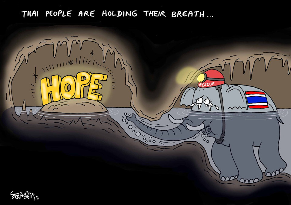 "Chú voi Thái Lan" nín thở vươn đến "13 niềm hy vọng". Cuộc giải cứu đang chuyển biến tích cực khi thời tiết khô ráo và có thể không mưa trong hai ngày tới, giúp nhóm cứu hộ tháo nước khỏi hang. Nhiều hộp chứa đồ ăn, nước uống, điện thoại di động và bản đồ đã được thả qua lỗ thông với lòng hang, hy vọng sẽ đến tay người mắc kẹt. Ảnh: Richard Barrow/Twitter.