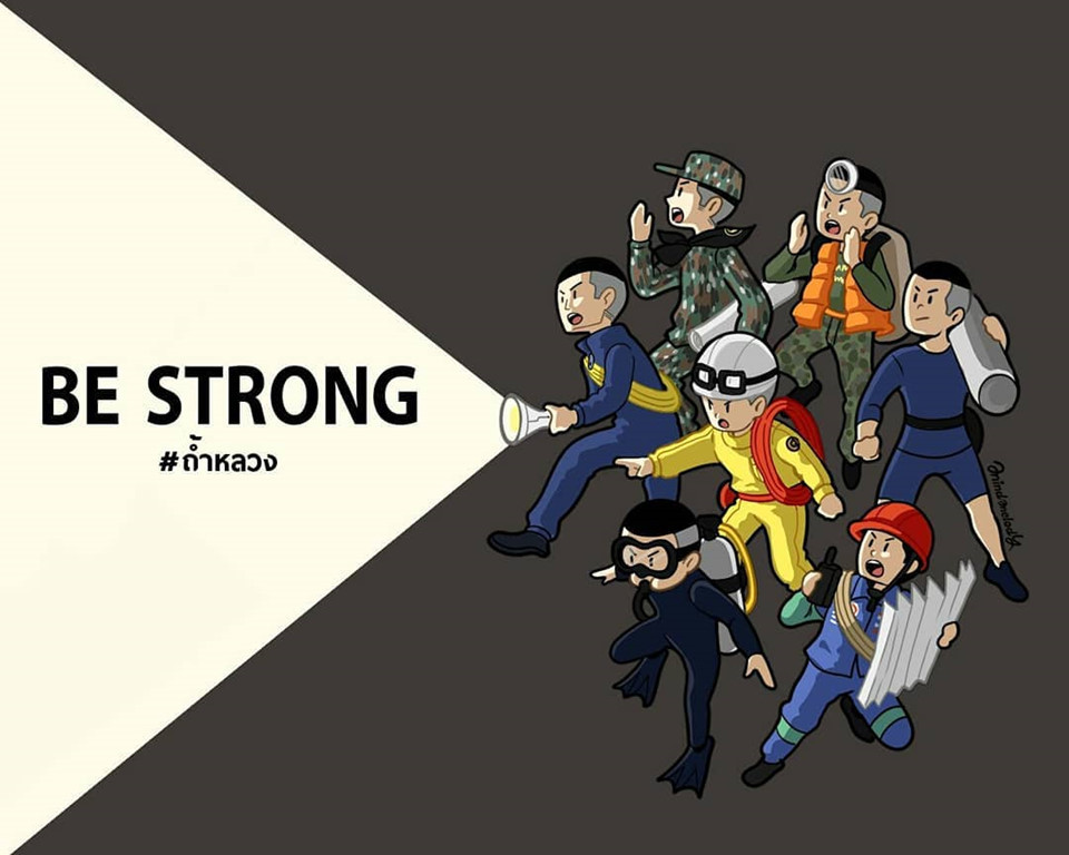 Nỗ lực giải cứu đang được triển khai theo 3 hướng. Trong lúc đội ngũ "người nhái" lặn qua đường hầm ngập nước để tiếp cận địa điểm được cho là nơi các nam sinh mắc kẹt, binh sĩ bên ngoài thăm dò những khe nứt trên núi nhằm tìm ra lối vào thay thế, còn các kỹ sư khẩn trương thoát nước. Ảnh:Namwoon Chitchanok/Twitter.