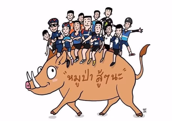 Đội bóng Lợn Hoang gồm 12 cậu bé và một huấn luyện viên đã mắc kẹt trong hang Tham Luang Nang Non ngập nước từ chiều 23/6. Theo các chuyên gia y tế, mạng sống của nhóm gặp nạn phụ thuộc vào việc họ tìm thấy nước uống hay không. Ảnh: Hugmaesai/ Facebook.