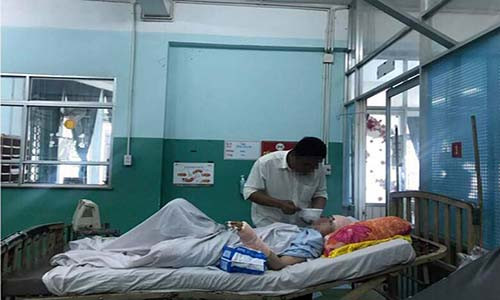 Chị C nằm trên giường bệnh vẫn chưa hết kinh hoàng về vụ việc.