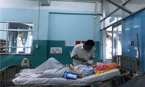 Chị C nằm trên giường bệnh vẫn chưa hết kinh hoàng về vụ việc.