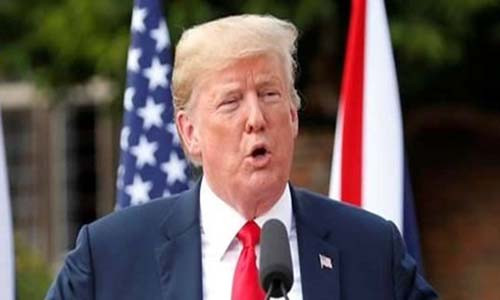 Tổng thống Mỹ Donald Trump bất ngờ quy trách nhiệm cho ông Putin can thiệp bầu cử Mỹ. Ảnh: Reuters.