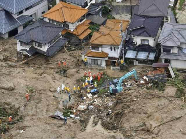 Gần 50 nghìn thành viên của Lực lượng phòng vệ Nhật Bản, cảnh sát và cứu hộ đã được triển khai tham gia vào công tác tìm kiếm những người bị mắc kẹt dưới đống đổ nát, bị thương và mất tích. Ảnh: Reuters.