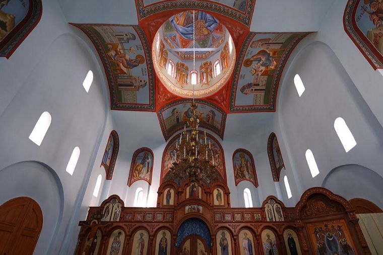 Bên trong nhà thờ mới được xây dựng.