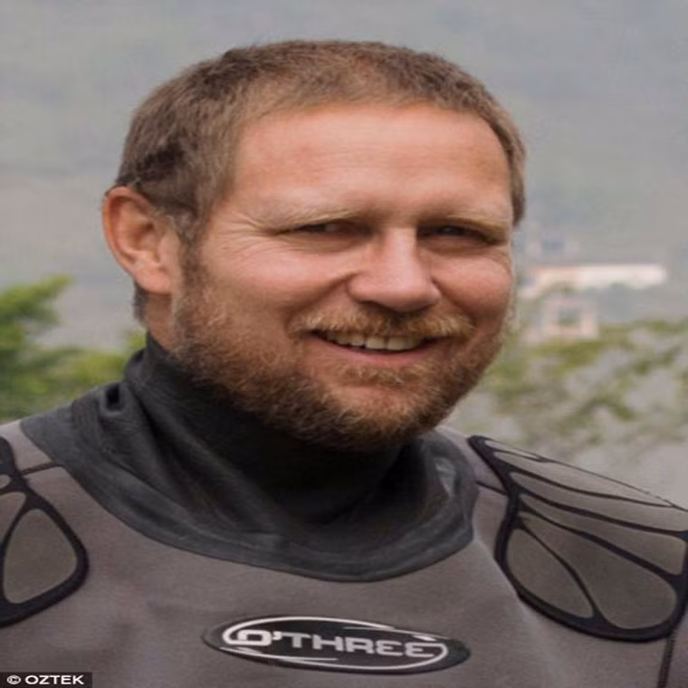 Bác sĩ Richard Harris tham gia chiến dịch giải cứu đội bóng Thái Lan. Ảnh: Daily Mail.