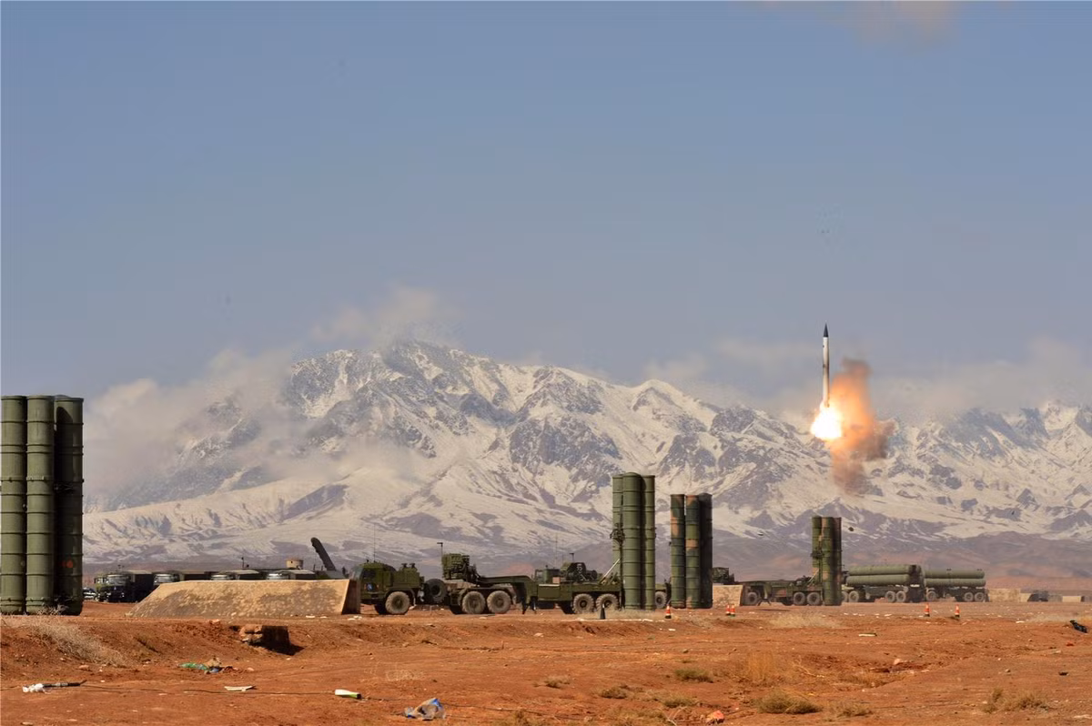 Trước đó, Azerbaijan đã chi khoảng 300 triệu USD để mua hai tiểu đoàn tên lửa S-300PMU-2. Ngoài ra, tổ hợp này cũng đã được xuất khẩu sang Trung Quốc, Iran và Việt Nam. Ảnh: Military Today.