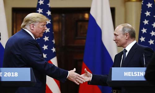 Tổng thống Mỹ Donald Trump (trái) và Tổng thống Nga Vladimir Putin trong cuộc gặp ngày 16/7 ở Helsinki. Ảnh: AP.