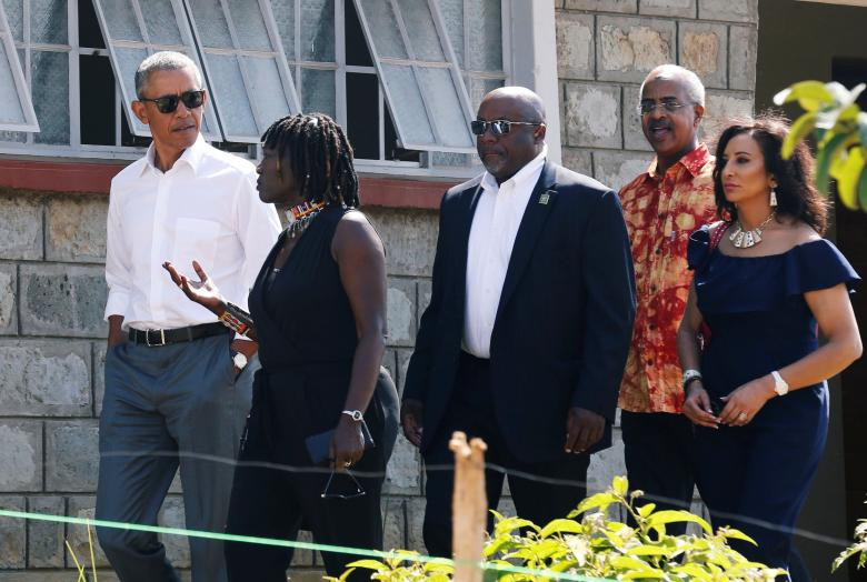 Bà Auma Obama, chị gái của ông Obama, trò chuyện với cựu Tổng thống Mỹ khi dẫn ông tham quan trung tâm Sauti Kuu.