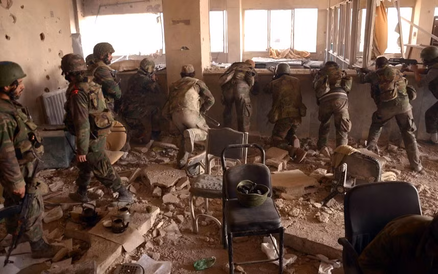 “Giao tranh ác liệt đã xảy ra sau khi các tay súng khủng bố bất ngờ tấn công dữ dội căn cứ của lực lượng chính phủ Damascus tại quận Jam'iyat al-Zahra, thành phố Aleppo. Tuy nhiên, cuộc tấn công đã bị đẩy lui”, nguồn tin cho hay. Ảnh: Getty.