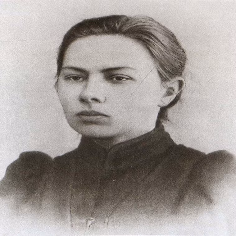 Năm 1917, bà Nadezhda Krupskaya tích cực giúp chồng trong việc chuẩn bị và tiến hành cuộc Cách mạng Tháng Mười thành công. Sau đó, bà tham gia vào việc tổ chức phong trào thanh niên vô sản và là người đứng đầu Liên minh công đoàn công nhân, thanh-thiếu niên xã hội chủ nghĩa. Ảnh: Wikimedia Commons.