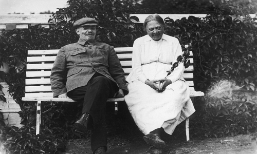 Ngày 22/7/1898, tại một ngôi làng nhỏ bên bờ sông Enisei, lãnh tụ Lenin và bà Krupskaya chính thức làm lễ kết hôn. Có thể nói, tình yêu của lãnh tụ Lenin và nhà cách mạng Krupskaya được bắt nguồn và thắp sáng từ tình yêu cách mạng và lý tưởng cộng sản. Ảnh: RBTH.