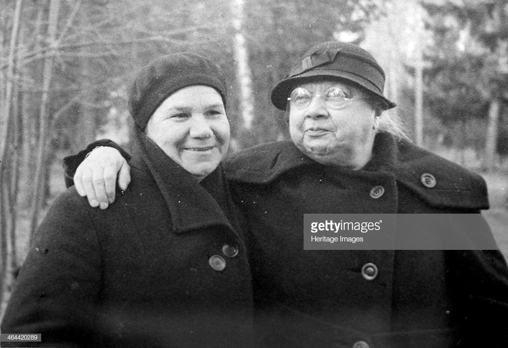 Sau khi tốt nghiệp Trường Trung học Sư phạm, bà đã tham gia hoạt động trong một nhóm dân chủ xã hội ở Saint Petersburg. Cũng trong thời kỳ này, bà Krupskaya bắt đầu tham gia nhóm nghiên cứu Mác-xít. Thời điểm đó, lãnh tụ Lenin đã và đang tích cực truyền bá Chủ nghĩa Mác vào phong trào cách mạng của nước Nga, tích cực thành lập các tổ chức để chuẩn bị cho sự nghiệp giải phóng dân tộc, giải phóng giai cấp. Ảnh: Bà Nadezhda bên một người bạn năm 1936. Ảnh: Getty.